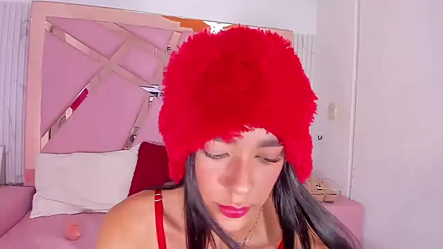 Snapshot of EmmyCruzZ chatting on 12.24.24 EmmyCruzZ online show from 12.24.24