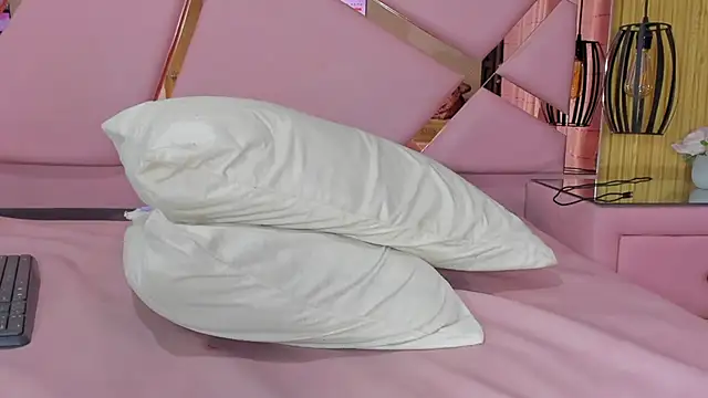 Snapshot of EmmyCruzZ chatting on 03.01.25 EmmyCruzZ online show from 03.01.25