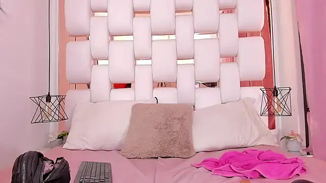 Snapshot of EmmyCruzZ chatting on 10.09.25 EmmyCruzZ online show from 10.09.25