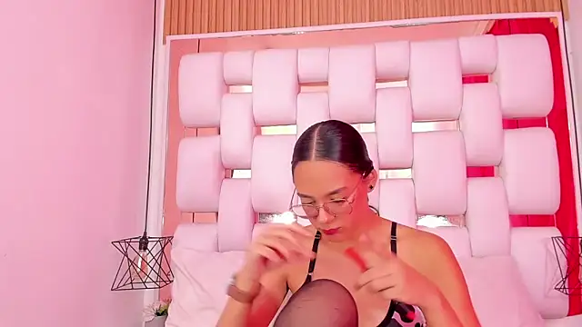 Snapshot of EmmyCruzZ chatting on 11.19.25 EmmyCruzZ online show from 11.19.25