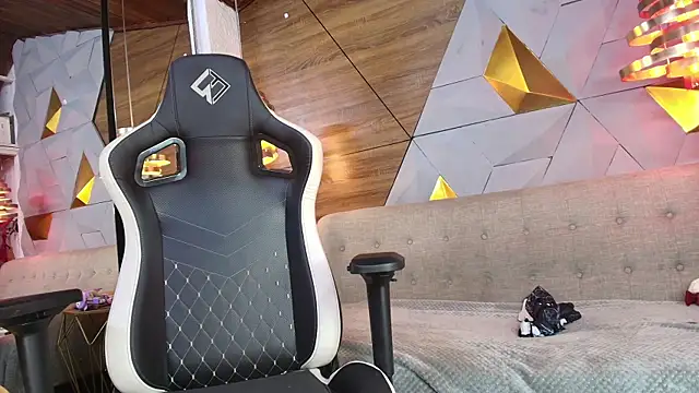 Snapshot of sarah_banks1 chatting on 02.24.25 sarah banks1 online show from 02.24.25