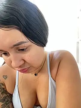 Pretty Isadora online show from 01.08.25