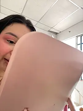 Pretty Isadora online show from 02.04.25