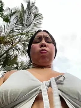 Pretty Isadora online show from 03.17.25