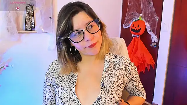 Chanelll Taylorr  online show from 10.27.25