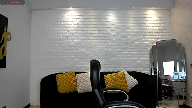 Snapshot of VictoriaMilan_ chatting on 01.17.25 VictoriaMilan online show from 01.17.25