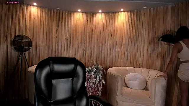 Snapshot of VictoriaMilan_ chatting on 03.02.25 VictoriaMilan online show from 03.02.25