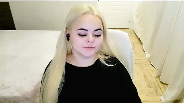 Snapshot of lovely-eyes chatting on 12.10.24 lovely-eyes online show from 12.10.24