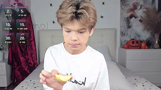 Snapshot of Felix_Rey chatting on 10.30.25 Felix Rey online show from 10.30.25