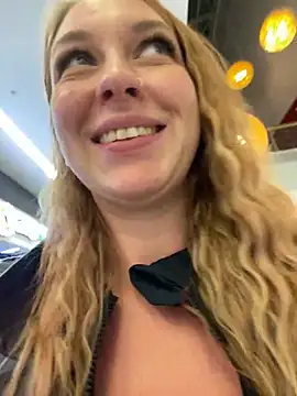 Snapshot of Sweet___Emily chatting on 12.19.24 Sweet Emily online show from 12.19.24