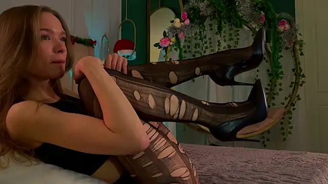 Snapshot of Eva_Natsumi chatting on 12.23.24 Eva Natsumi online show from 12.23.24