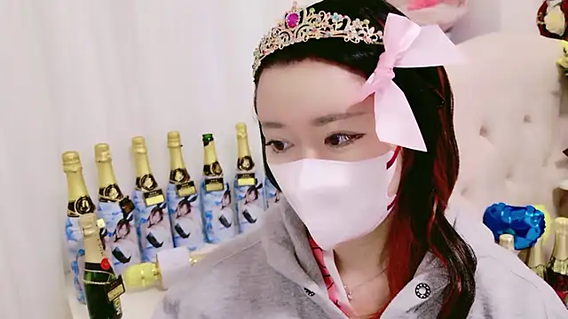 Snapshot of maii- chatting on 05.23.26 maii- online show from 05.23.26