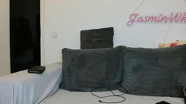 Snapshot of Jasmin-White chatting on 07.01.26 Jasmin-White online show from 07.01.26