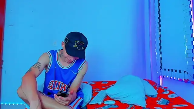 Snapshot of HOT_boy2025 chatting on 12.20.24 HOT boy2025 online show from 12.20.24