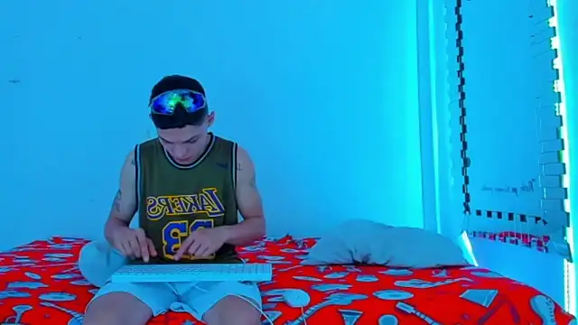 Snapshot of HOT_boy2025 chatting on 03.03.25 HOT boy2025 online show from 03.03.25