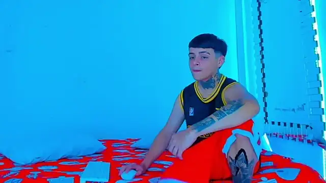 Snapshot of HOT_boy2025 chatting on 03.04.25 HOT boy2025 online show from 03.04.25