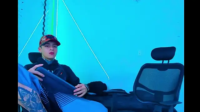 Snapshot of HOT_boy2025 chatting on 09.19.25 HOT boy2025 online show from 09.19.25