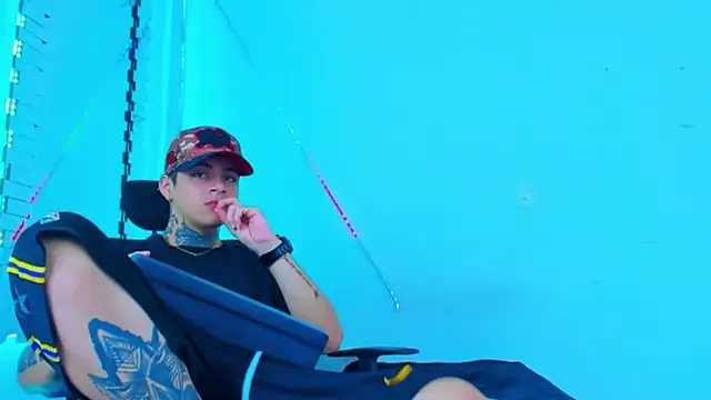 Snapshot of HOT_boy2025 chatting on 10.12.25 HOT boy2025 online show from 10.12.25