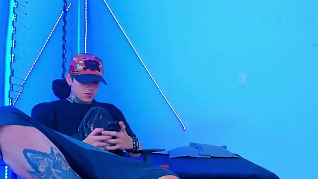 Snapshot of HOT_boy2025 chatting on 10.22.25 HOT boy2025 online show from 10.22.25