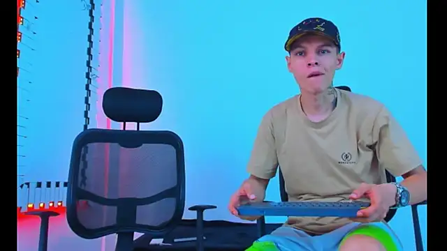 Snapshot of HOT_boy2025 chatting on 11.20.25 HOT boy2025 online show from 11.20.25