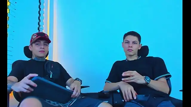 Snapshot of HOT_boy2025 chatting on 11.23.25 HOT boy2025 online show from 11.23.25