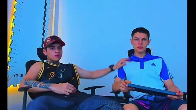 Snapshot of HOT_boy2025 chatting on 11.30.25 HOT boy2025 online show from 11.30.25