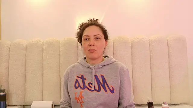 Snapshot of Juliabadlee chatting on 03.24.26 Juliabadlee online show from 03.24.26