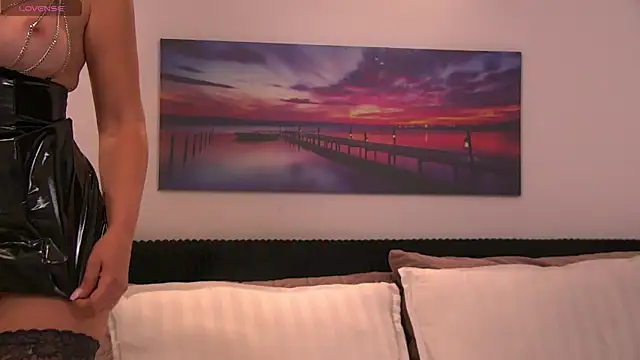 EmaCourtis online show from 10.10.25