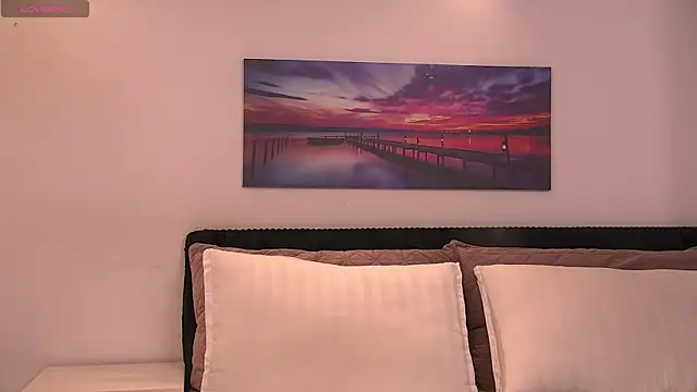 EmaCourtis online show from 10.28.25