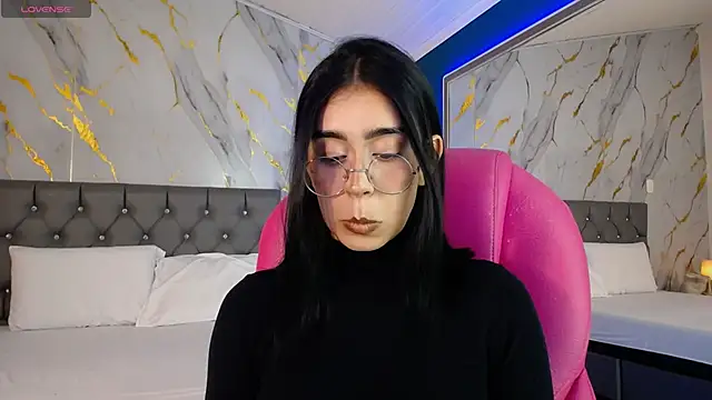 Julieta De Los Angeles online show from 02.04.25