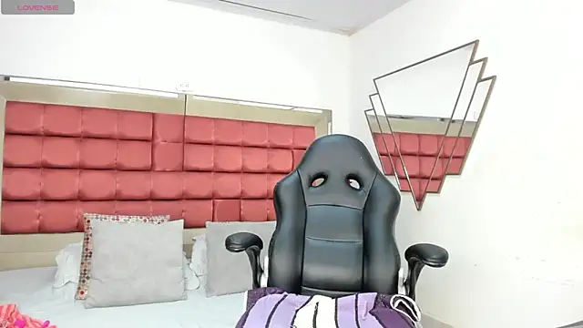 Snapshot of BarbaraKnox_ chatting on 01.05.25 BarbaraKnox online show from 01.05.25