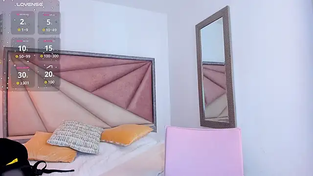 Snapshot of BarbaraKnox_ chatting on 10.07.25 BarbaraKnox online show from 10.07.25