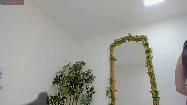 Snapshot of BarbaraKnox_ chatting on 10.27.25 BarbaraKnox online show from 10.27.25