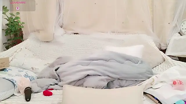 Snapshot of Conatsu chatting on 02.28.26 Conatsu online show from 02.28.26