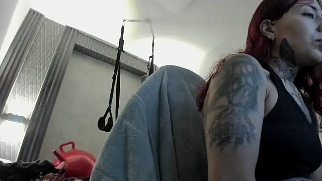 selene red  online show from 12.04.25