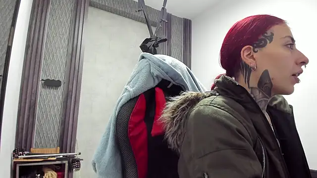 selene red  online show from 02.20.26