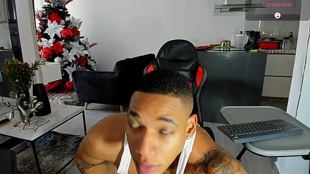 Snapshot of TROYWESLY- chatting on 01.06.25 TROYWESLY- online show from 01.06.25