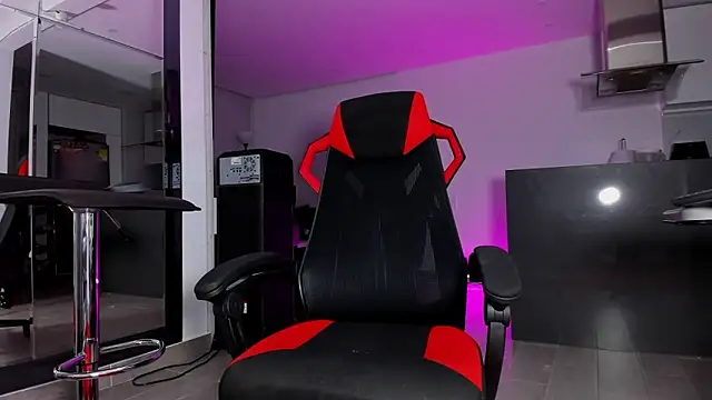 Snapshot of TROYWESLY- chatting on 02.19.25 TROYWESLY- online show from 02.19.25