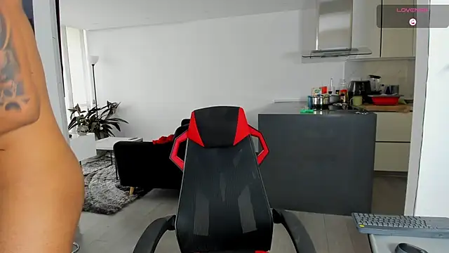 Snapshot of TROYWESLY- chatting on 10.06.25 TROYWESLY- online show from 10.06.25