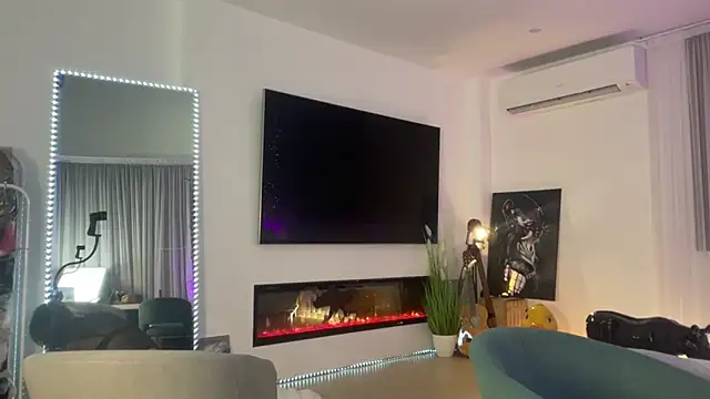 Snapshot of Mika_Miller chatting on 11.11.25 Mika Miller online show from 11.11.25