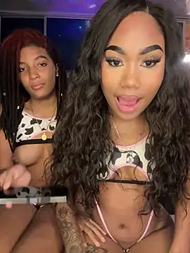 Snapshot of Lya-Kasandra chatting on 01.09.25 Lya-Kasandra online show from 01.09.25