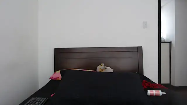 Snapshot of rebecca_collin chatting on 12.21.25 rebecca collin online show from 12.21.25