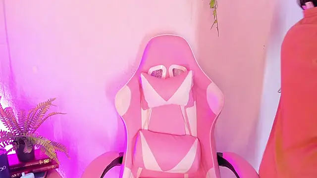 Snapshot of cherry_chel chatting on 02.18.25 cherry chel online show from 02.18.25