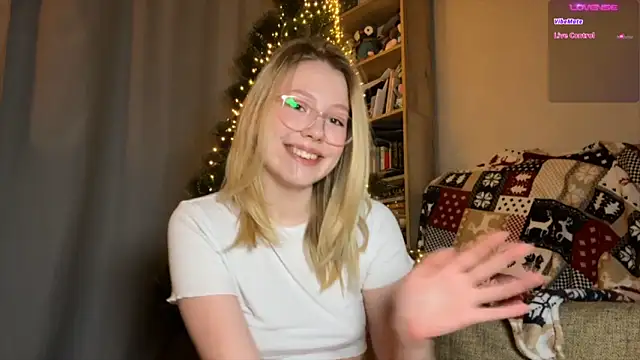 Snapshot of HoneyAudrey chatting on 12.08.24 HoneyAudrey online show from 12.08.24