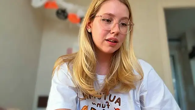 Snapshot of HoneyAudrey chatting on 10.16.25 HoneyAudrey online show from 10.16.25