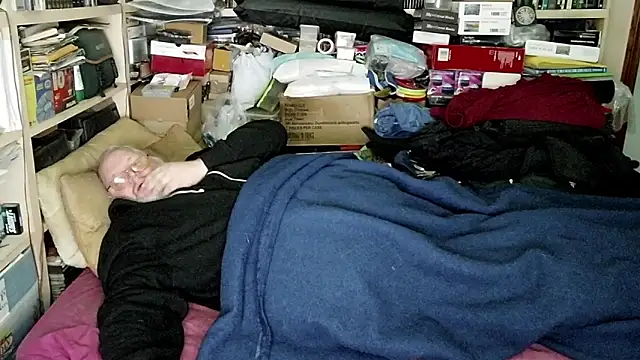 Snapshot of hadeszeuss2 chatting on 12.18.24 hadeszeuss2 online show from 12.18.24