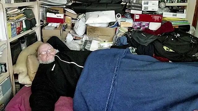 Snapshot of hadeszeuss2 chatting on 12.21.24 hadeszeuss2 online show from 12.21.24