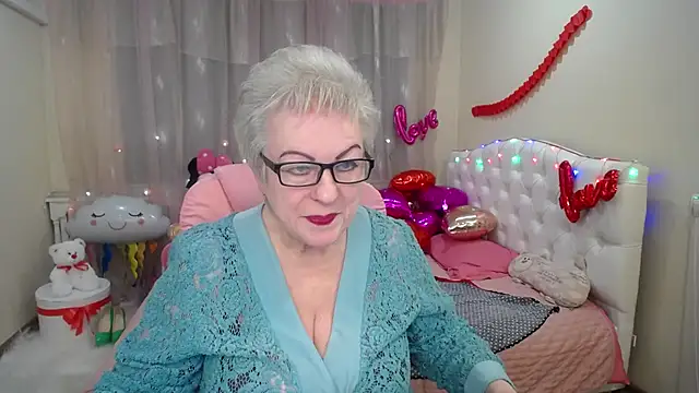 Snapshot of KayleSmoll chatting on 02.04.25 KayleSmoll online show from 02.04.25