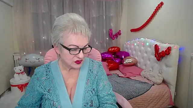 Snapshot of KayleSmoll chatting on 02.04.25 KayleSmoll online show from 02.04.25