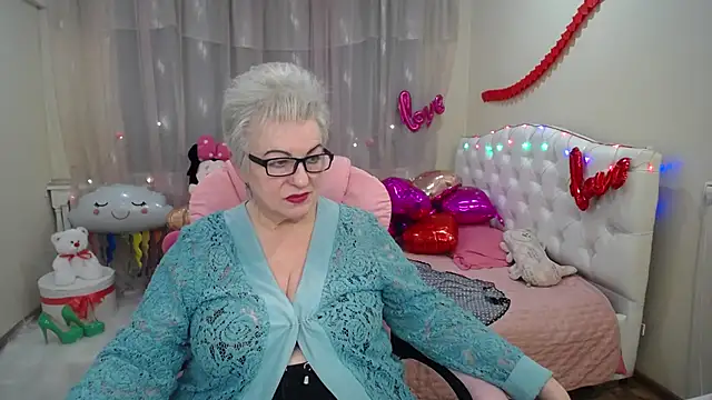 Snapshot of KayleSmoll chatting on 02.06.25 KayleSmoll online show from 02.06.25